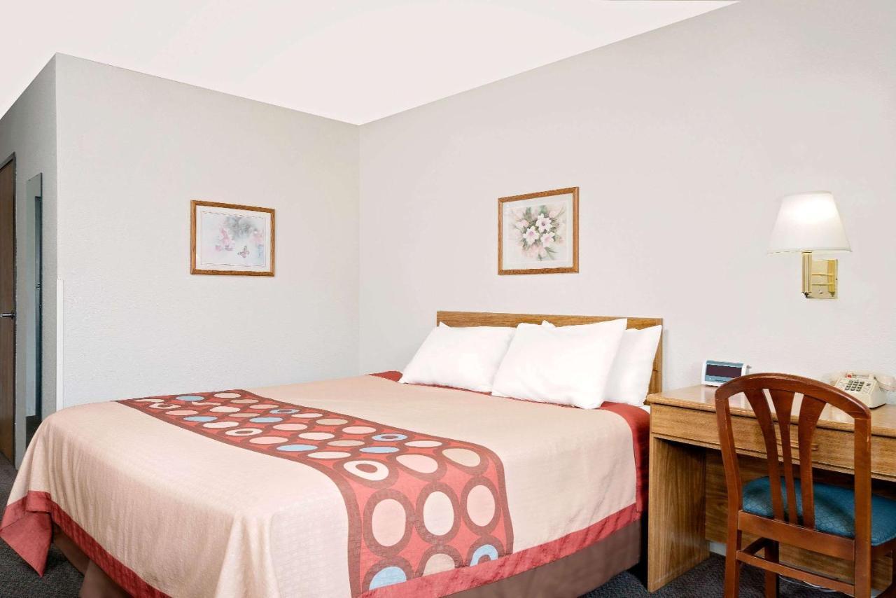Super 8 By Wyndham Long Prairie Motel Екстериор снимка